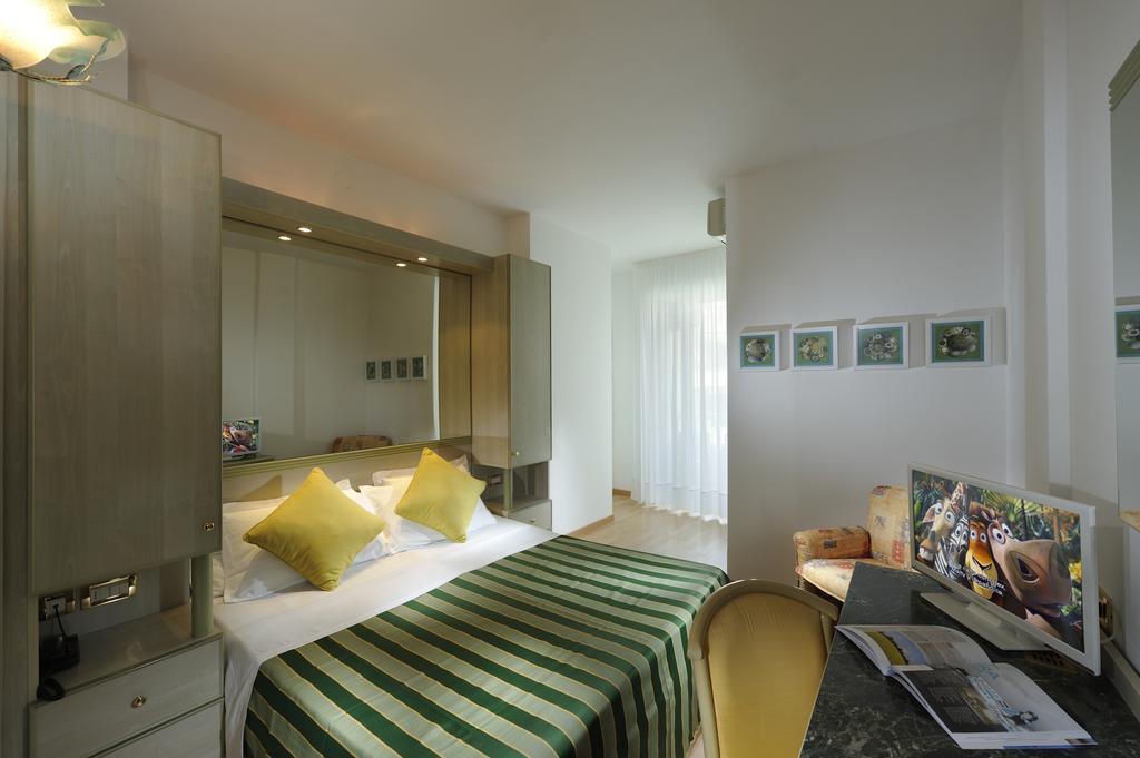Hotel Montecarlo Бибионе Номер фото