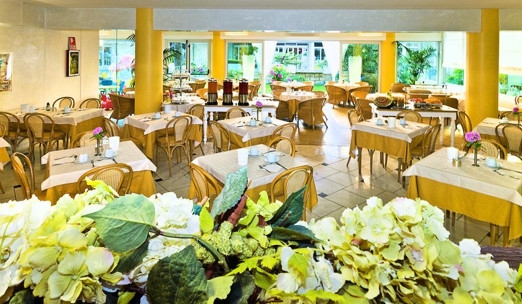 Hotel Montecarlo Бибионе Экстерьер фото