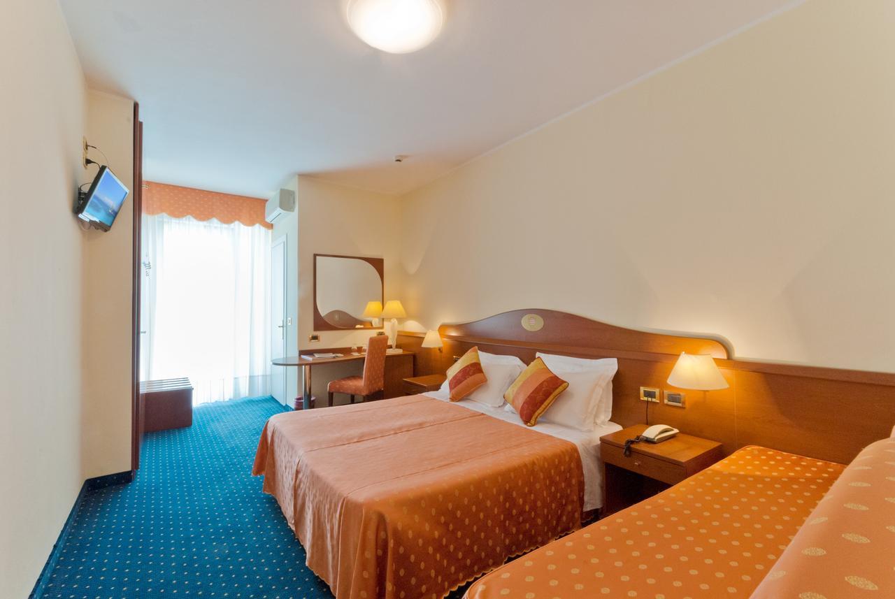 Hotel Montecarlo Бибионе Экстерьер фото