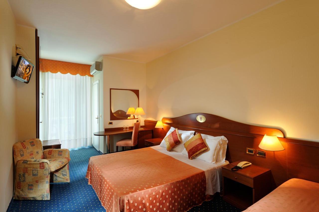 Hotel Montecarlo Бибионе Экстерьер фото
